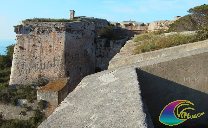 Le imponenti mura di Forte Falcone Portoferraio