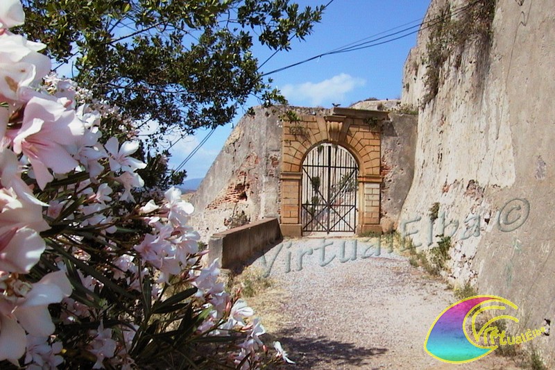 Una delle porte di ingresso a Forte Falcone Portoferraio