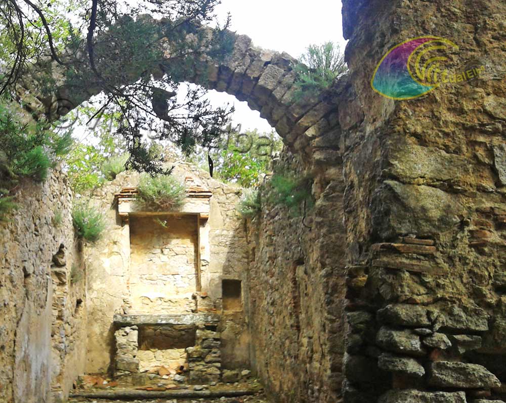 Interno della chiesa e l'arco che sosteneva la copertura del Romitorio di San Francesco Saverio