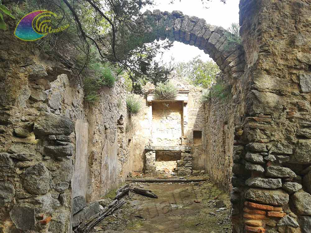 Interno della chiesa e l'arco che sosteneva la copertura del Romitorio di San Francesco Saverio