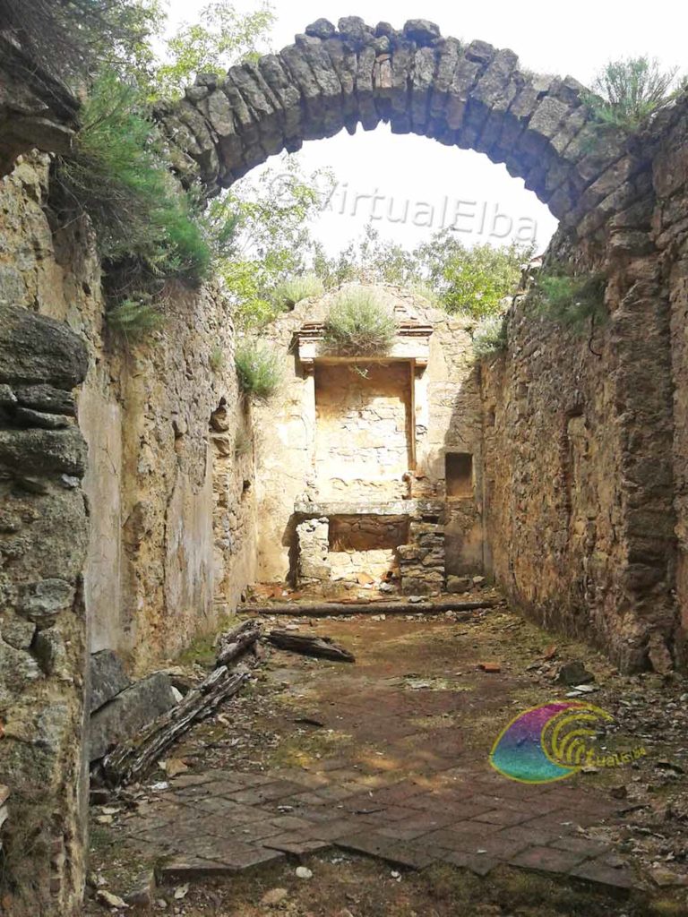 Interno della chiesa e l'arco che sosteneva la copertura del Romitorio di San Francesco Saverio