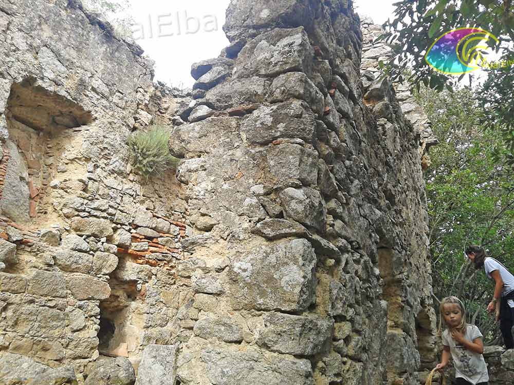 Particolari delle mura esterne del Romitorio di San Francesco Saverio