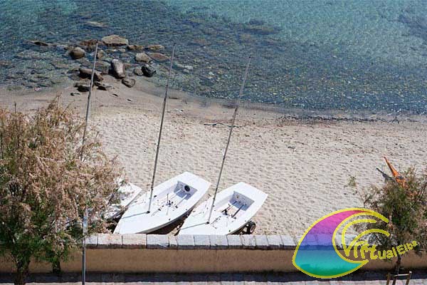Spiaggia sottostante l' Albergo Marinella