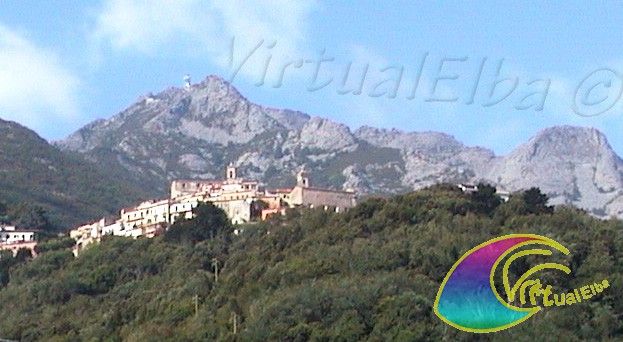 L'église de San Defendente dans la partie inférieure de Poggio et le sommet du Monte Capanne sont facilement identifiables.