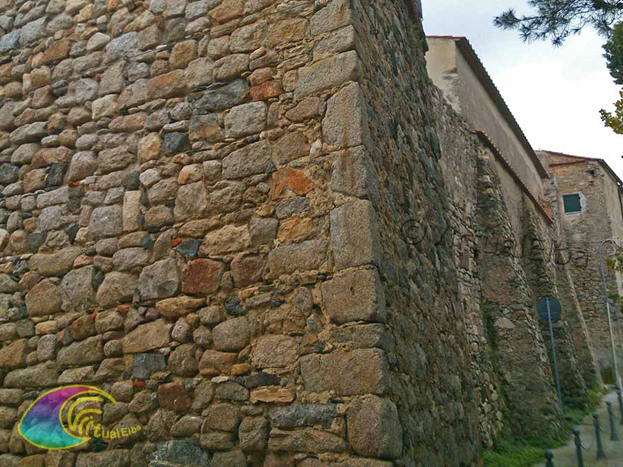 Le mura perimetrali della chiesa che mostrano la precedente origine del castello