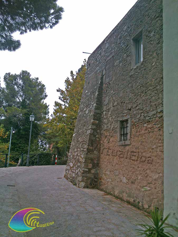 Le mura perimetrali della chiesa che mostrano la precedente origine del castello