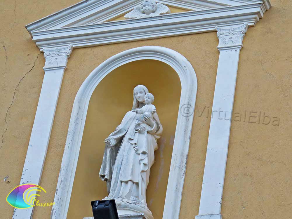 Statua sulla facciata della Chiesa Madonna del Carmine