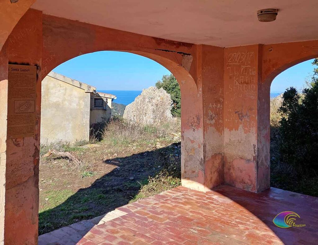 I resti di Montemarsale Montemarciale Montemarthali - visto dal lggiato della chiesa di Santa Lucia Portoferraio Elba