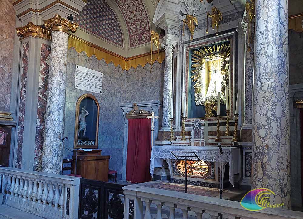 Altare della chiesa della Misericordia con la cripta dove sono conservate le reliquie di san Cristino