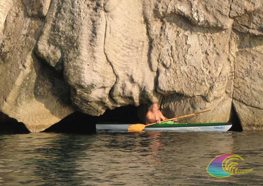 Kayak davanti all'entrata della Grotta dello Sbruffo