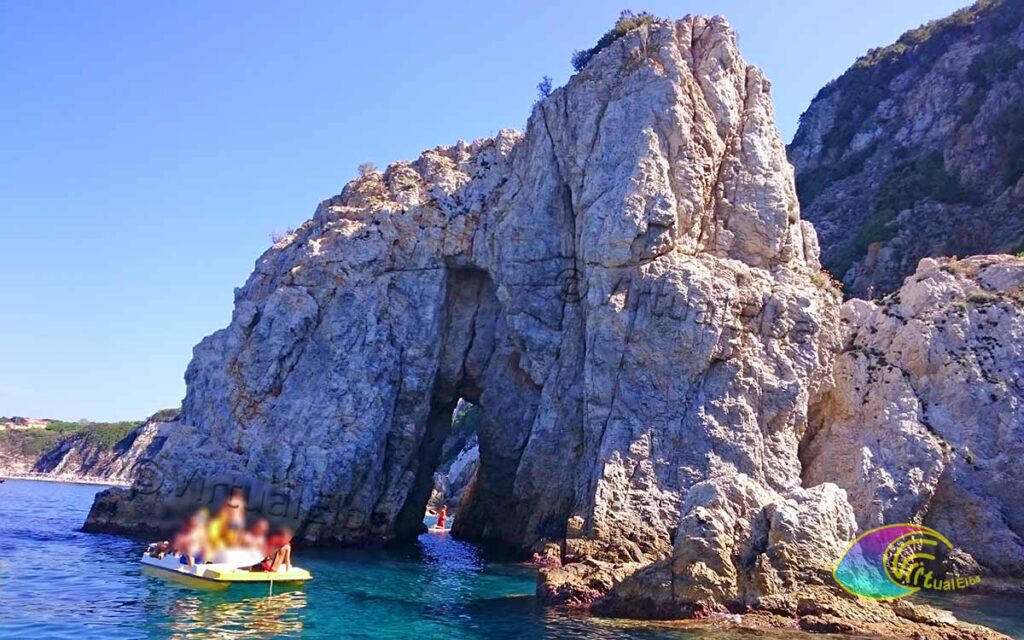 De stapel met de Argonauten, rotsachtige pieken van de zee naar het eiland Elba
