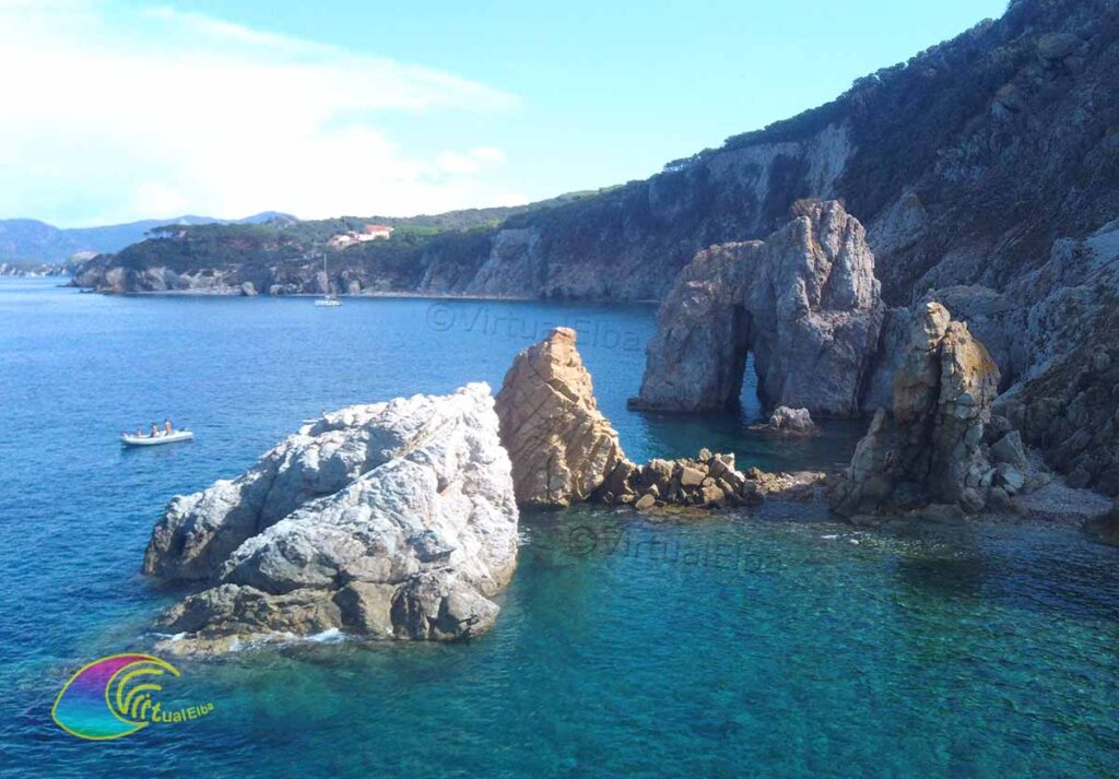 Rotsachtige toppen die uit de zee oprijzen op het eiland Elba