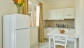 La cucina finemente arredata dell'Appartamento Biodola - Camping Scaglieri Village