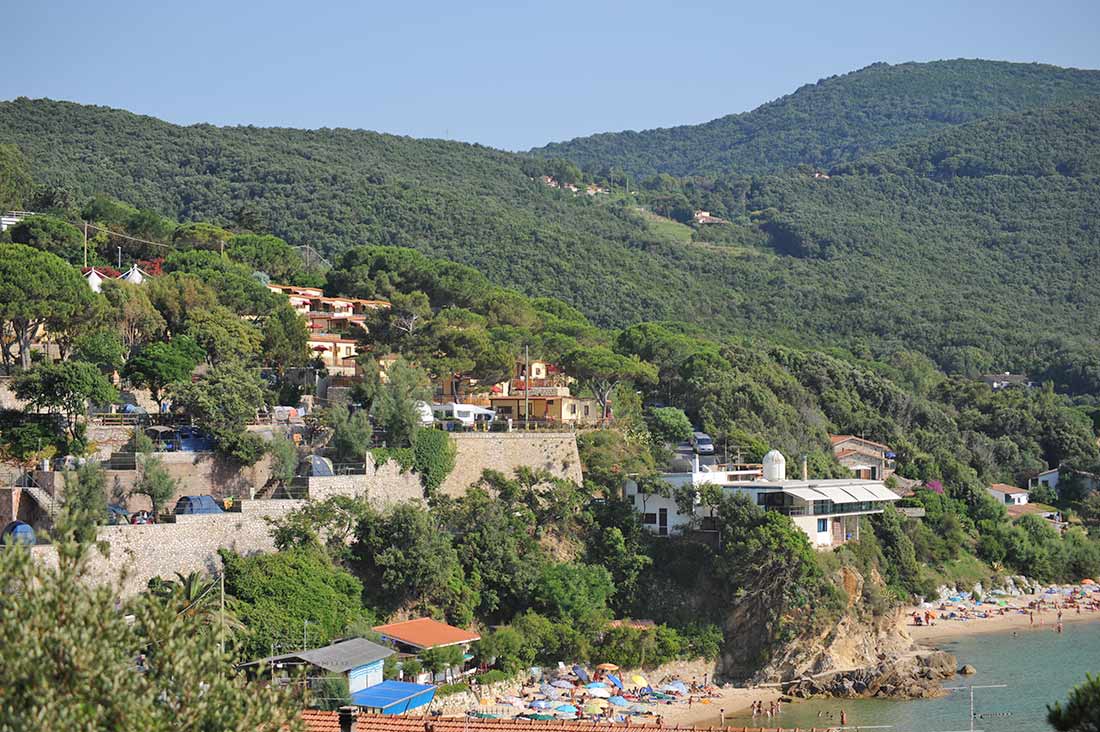 Le spiagge di Scaglieri e Biodola sotto al Camping Scaglieri Village Biodola